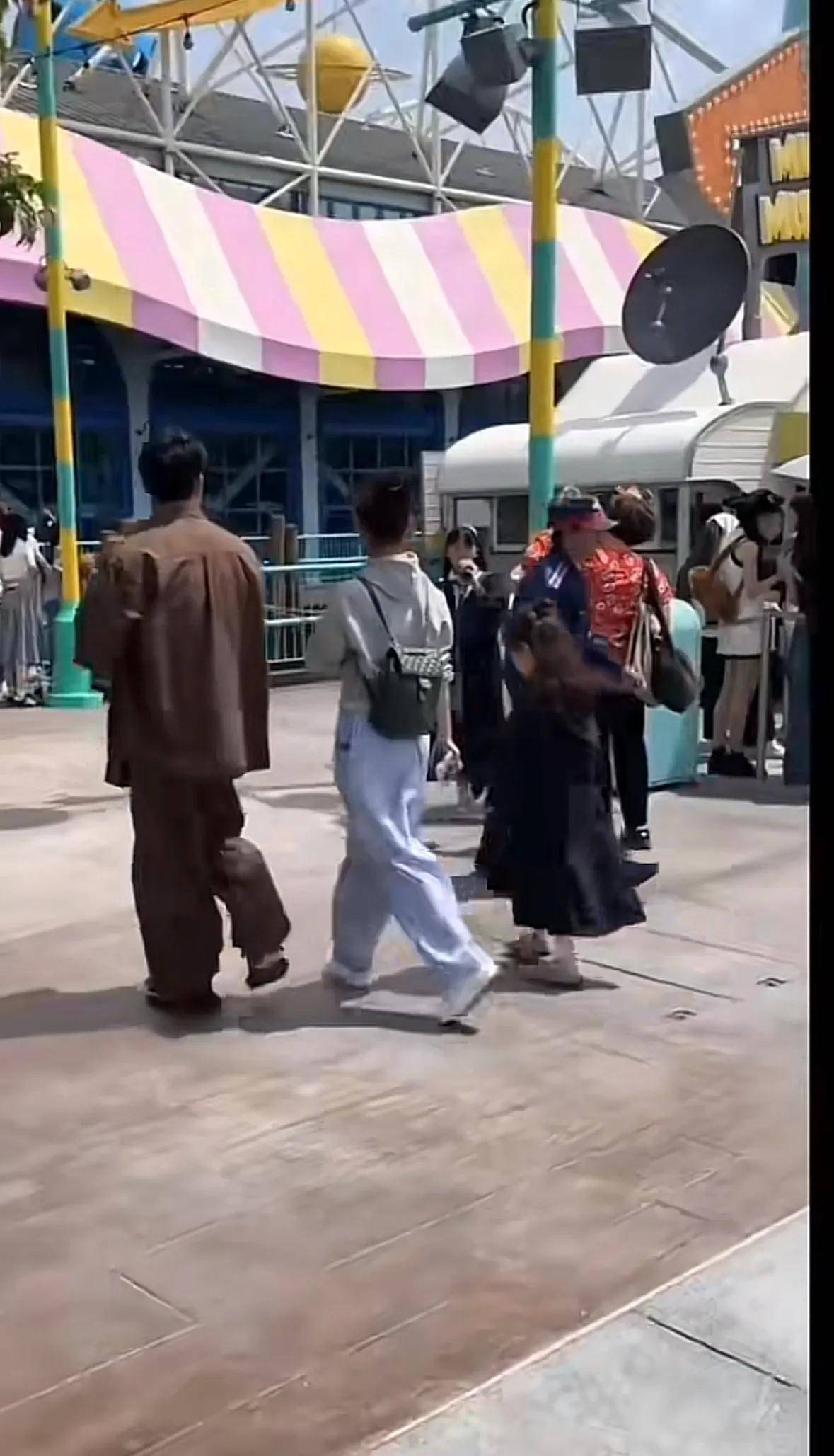 再曝光离婚多年默契依旧被夸负责好爸ag九游会登录曹云金与前妻带娃画面(图1)