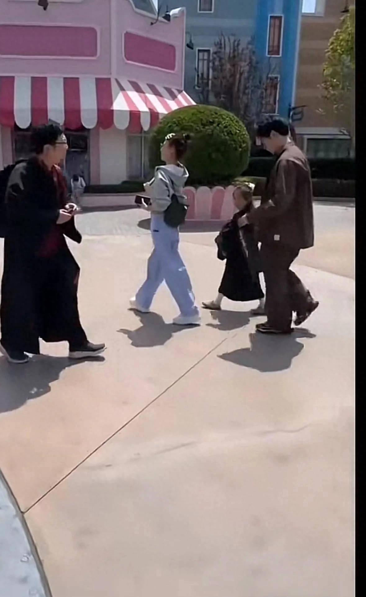 再曝光离婚多年默契依旧被夸负责好爸ag九游会登录曹云金与前妻带娃画面(图2)